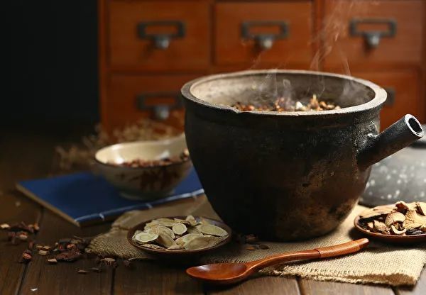 唯一有所变通的,就是把药材煮成汤剂,让病人服用.