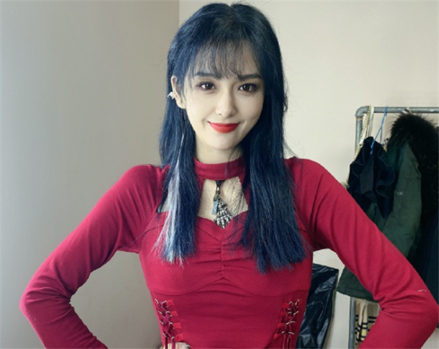 rita助理突然上门拍视频曝光私下穿搭跟解说台上判若两人