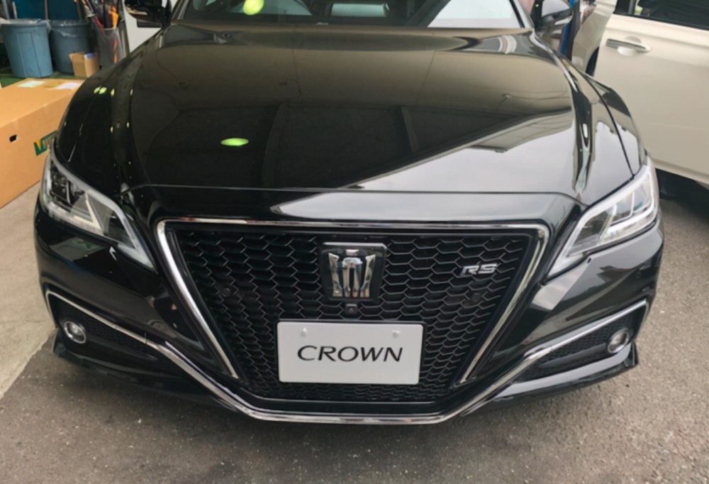 没有白等,实拍15代皇冠,比5系更漂亮,配v6发动机_腾讯新闻