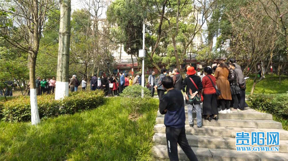 贵阳河滨公园相亲角火爆，单身问题成社会热点｜黔视频