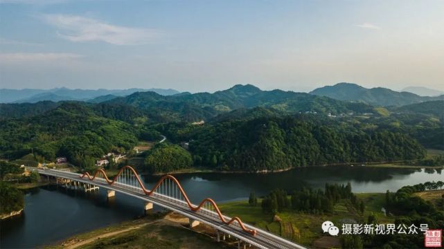 三等獎《長虹舞綠波》 丁勇三等獎《舒城小蘭花香飄安徽國際茶博會》