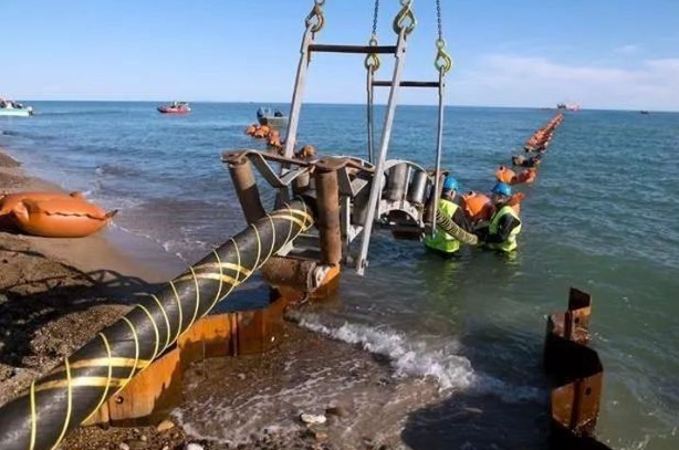 图为海底光缆铺设施工