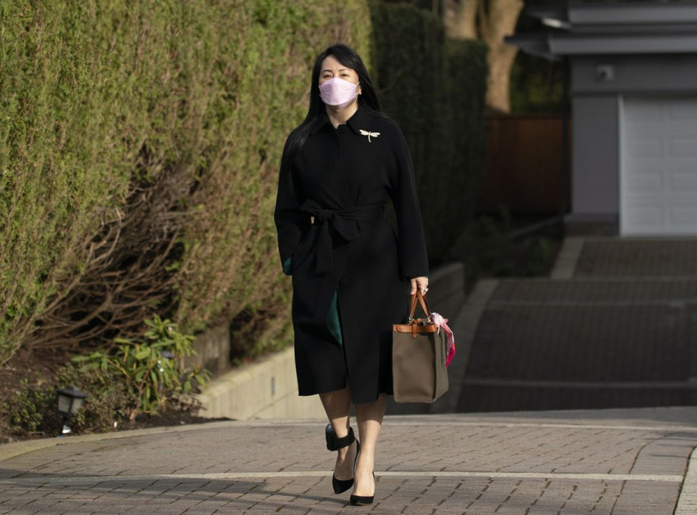 孟晚舟旧衣新穿现身同款黑大衣叠穿绿裙斜刘海发型好温柔