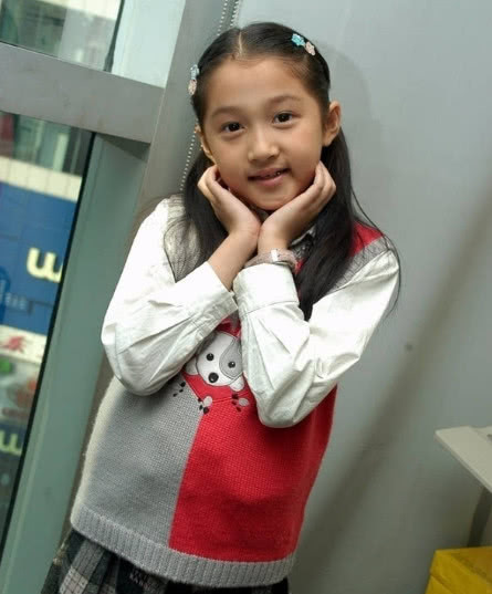 小演员在演戏的时候,基本不用怎么化妆,小时候的关晓彤就长得十分水灵