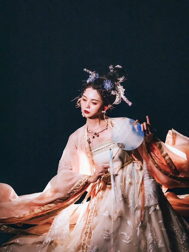 席间他看到李绅不但家中妻妾成群,还有众多歌姬舞姬