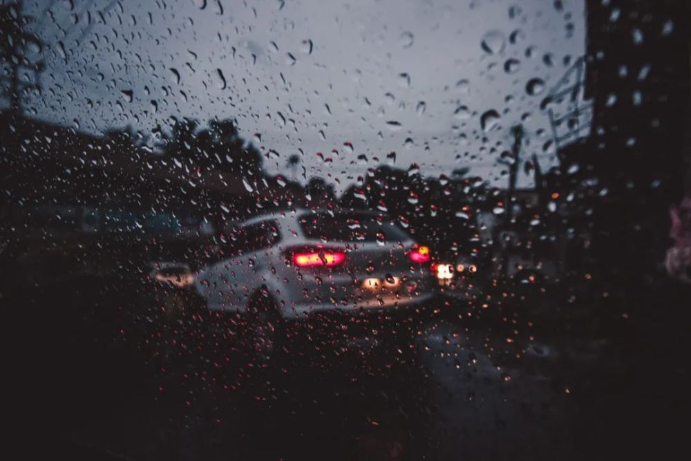 適合下雨天發的情感文案