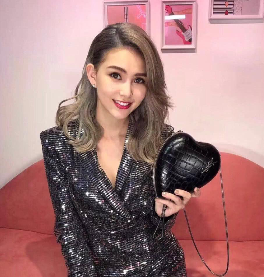 昆凌衣品真不错,穿亮片裙搭高跟鞋,勒出小蛮腰不像二胎妈妈