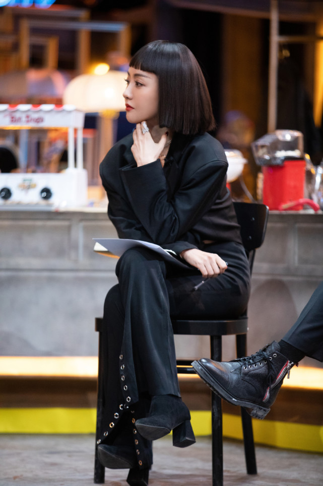杨蓉一身黑色西装搭配深裸色内搭帅气中性风十足