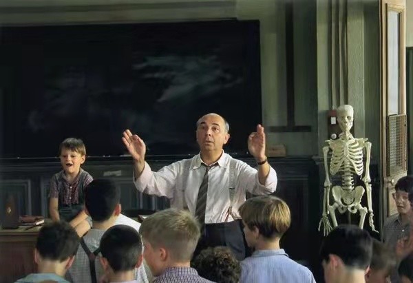 在电影《放牛班的春天》里,老师克莱门特对学生的恶作剧很包容,还用