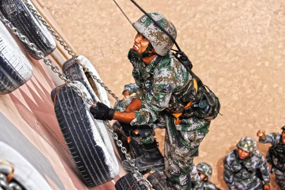 血性爆棚的精彩画面 ▲示范战术动作 练兵场上 他们顶烈日投身险难