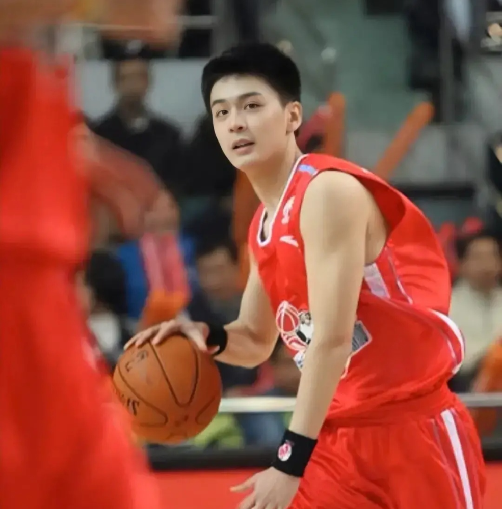 不过杨鸣志只在打篮球,因为父亲爱上了篮球这项运动,19岁开始打职业