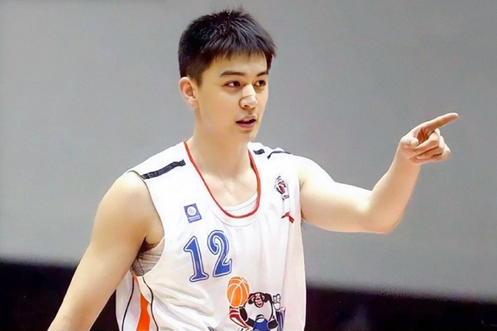 英年早婚的杨鸣比起奶狗外貌他的狼狗性格更有意思