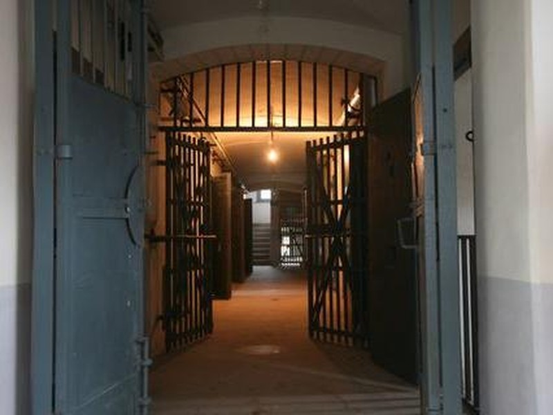 印度有座监狱只关1名囚犯,为了消磨时间,囚犯每天缠着狱警聊天