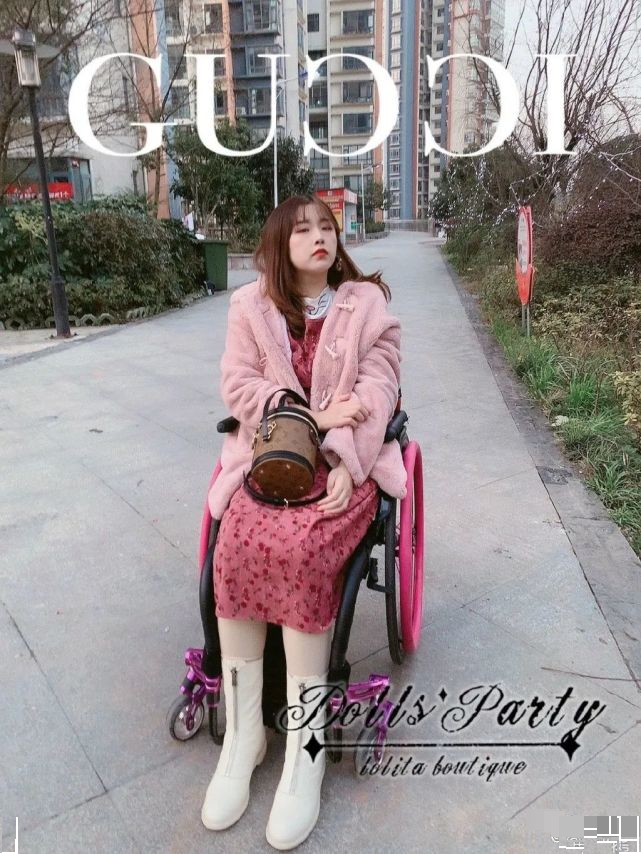 高位截瘫少女断腿旗袍姐姐身残却意志坚定热情拥抱生活