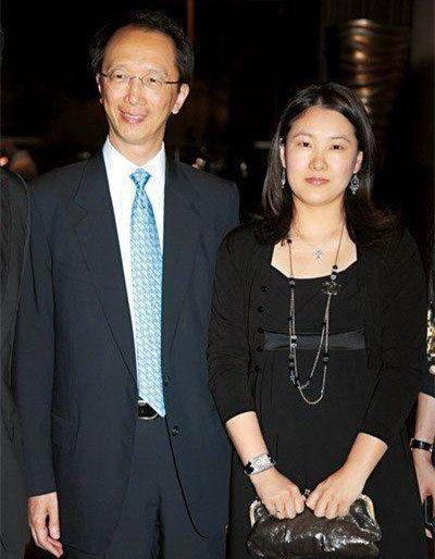 面对主持人的不屈不挠,梁金松仍然简短地说:我们尽量避免,很少拍照