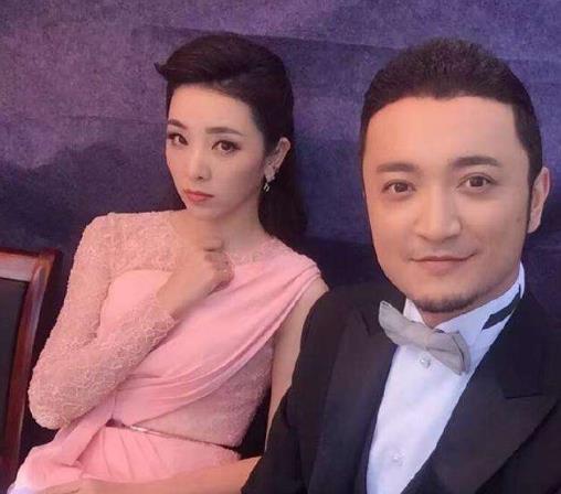 央视主持李思思谈及老公两人是大学初恋并不是60多岁的老头