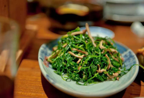 吃春菜是玩竖蛋游戏的最佳时光.春分,轻手轻脚地在桌子上竖起.