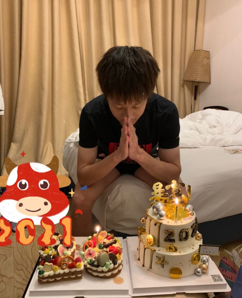 国乒世界冠军吹蜡烛许愿林高远生日夜盼暴富官方赞他朴实无华