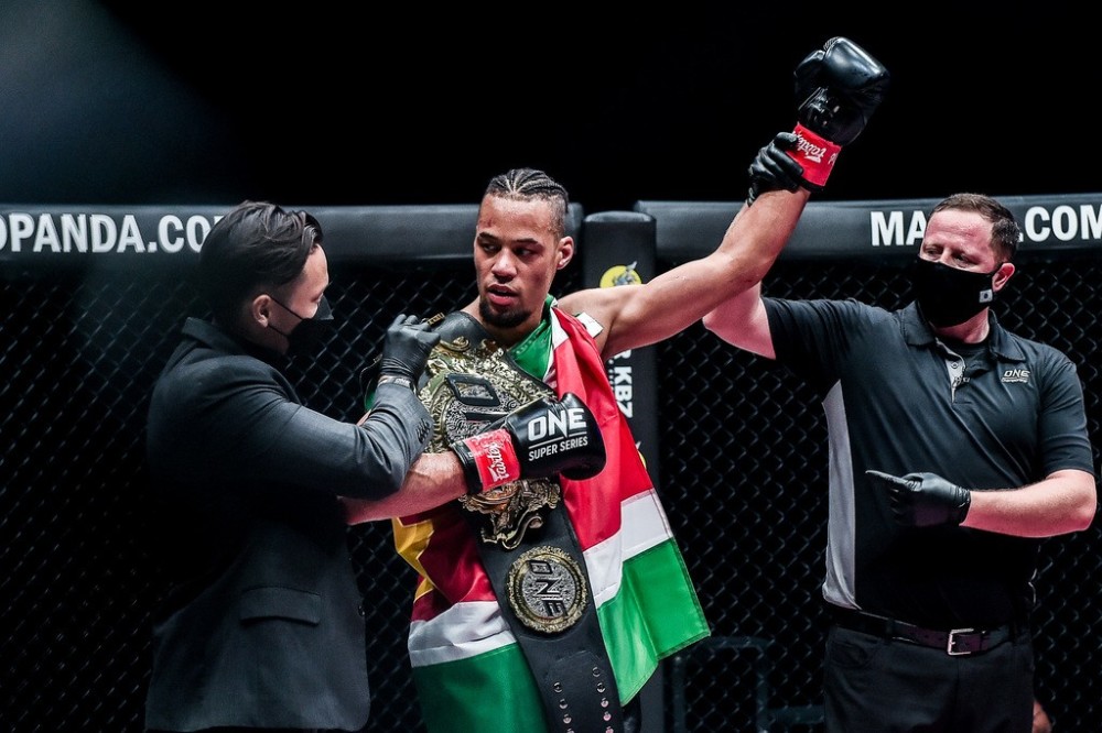 头条主赛是一场轻量级踢拳世界冠军赛,卫冕冠军罗根·艾尔索(regian