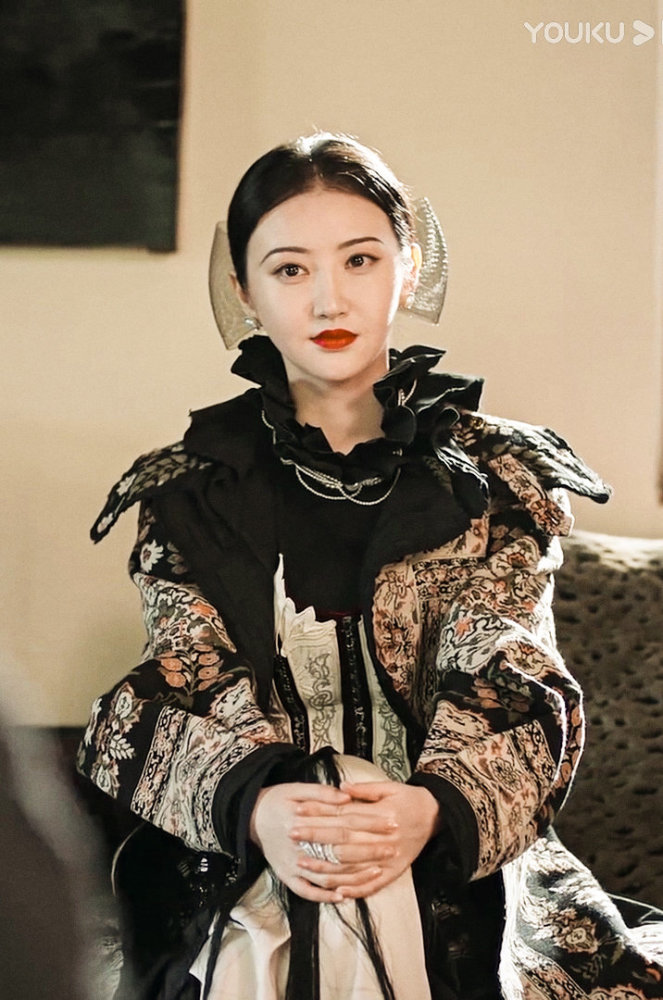 景甜司藤华丽旗袍复古造型实力演绎人间富贵花