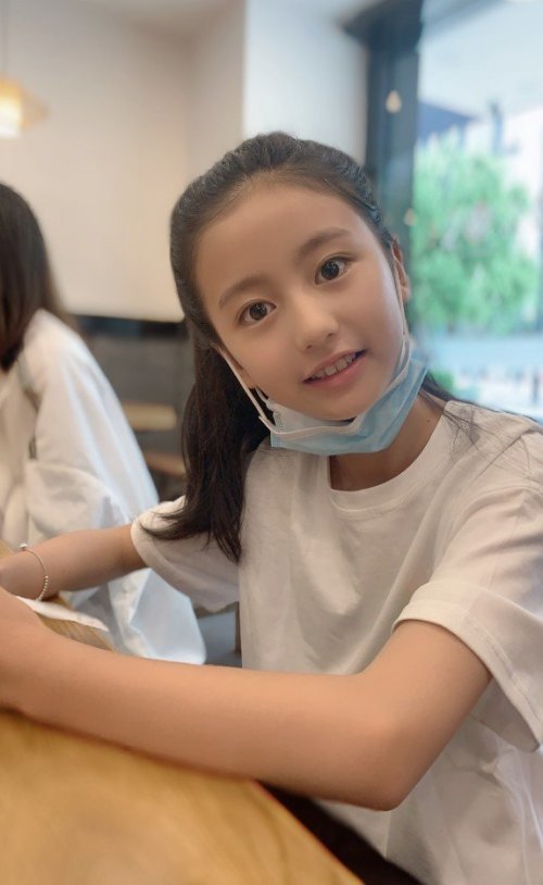 有种意外叫"最美童星"长大,扎马尾摘下口罩,10岁肤色可真黑