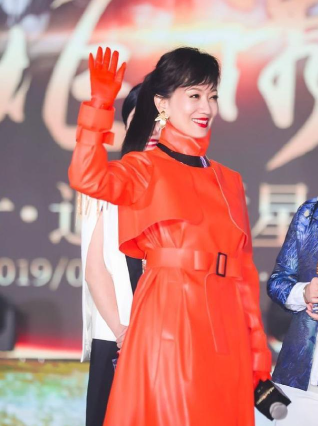 66岁赵雅芝终于扎起马尾辫,穿橘色风衣配手套,原装五官太抗老_腾讯