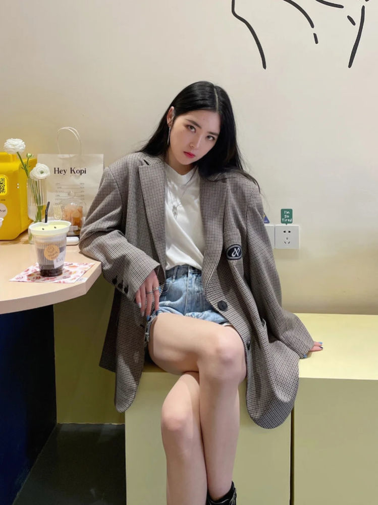 气场高冷的小姐姐笑起来真美,穿搭格子衫搭配短裤,时髦又性感_腾讯