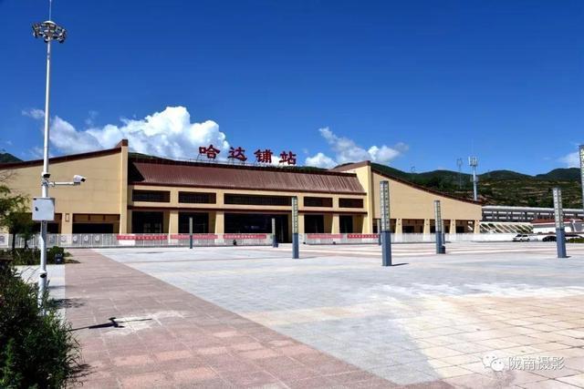 进出站地下通道,旅客采用下进下出的流线模式;车站主体建筑层数为二层