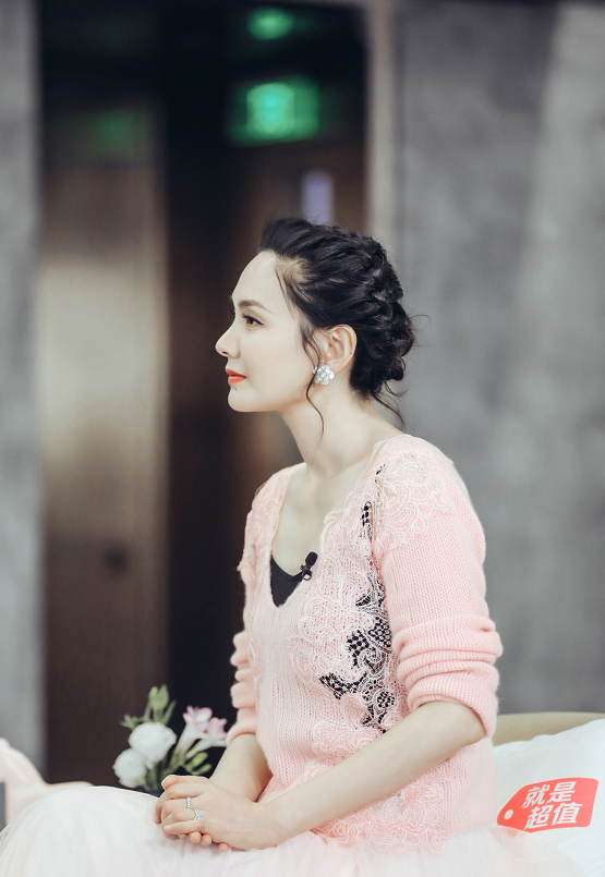 程莉莎不顾老公警告穿丝袜裙抛头露脸镜头给到侧面怀二胎了