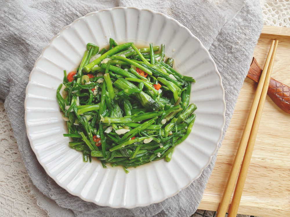 蒜末,小米辣;【辣炒水芹菜的做法】1,先把买回家的水芹菜处理一下,水