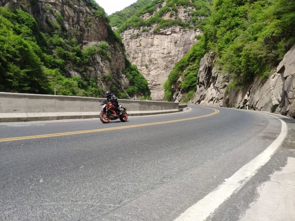 在西安城裡撒歡的摩托車手們賽道和跑山它不香嗎