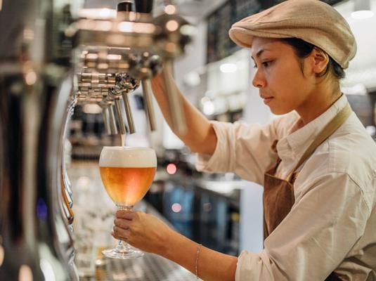 好的精酿啤酒设备连小鸟依人的女孩子都能轻松酿制