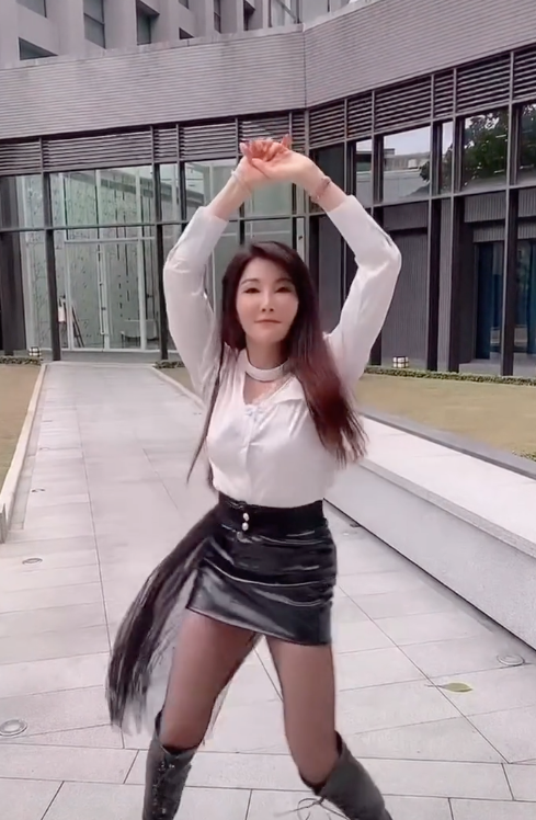 杨丽菁去健身房锻炼,穿紧身衣秀好身材,高抬腿尽显强大气场_腾讯新闻