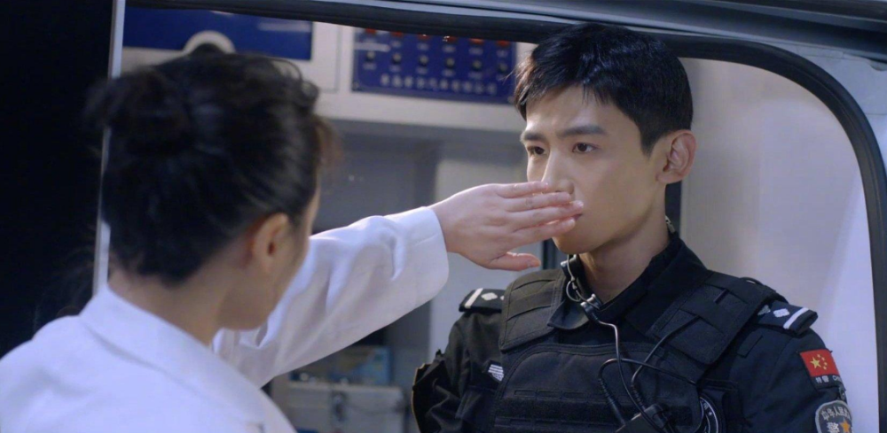 白敬亭攒了七年的荧幕初吻最后给了人工呼吸,这价钱一定不错