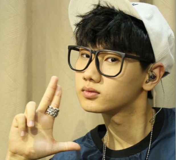 《弗斯特》,23岁就与美妙音乐签约,发布第二张专辑《万有引力》,也