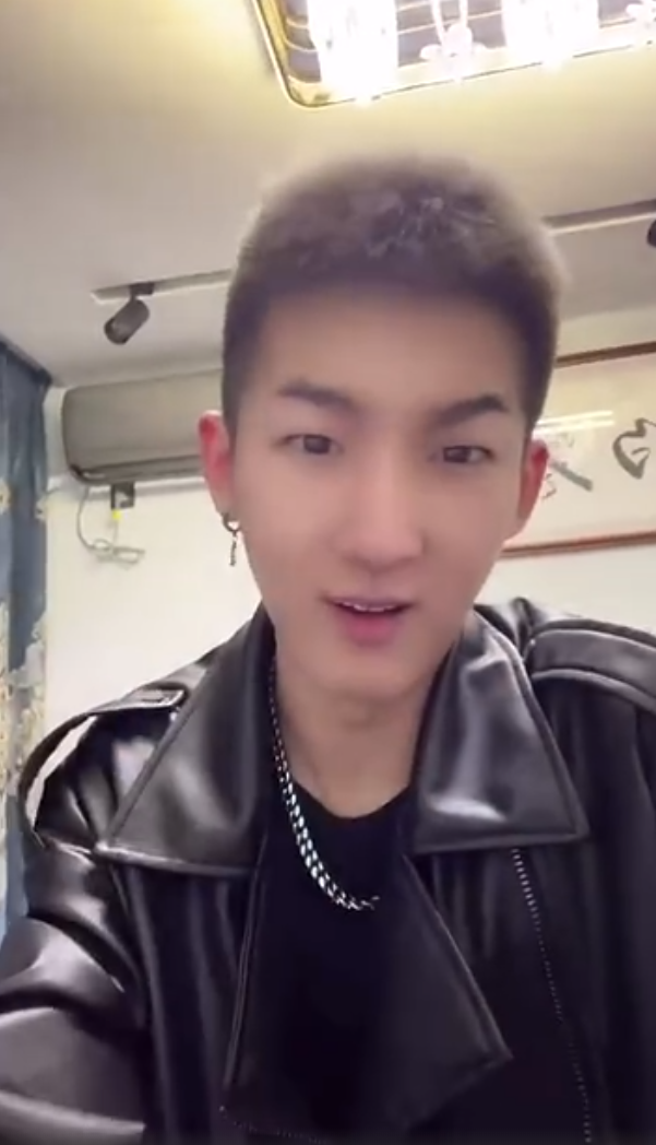 虎杖悠仁生日中的土味视频寒王连发祝福高个子美女引人注意