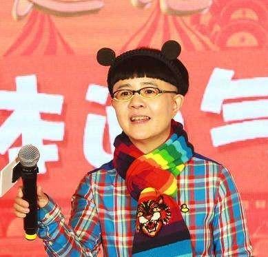 王宁,中央电视台《新闻联播》的主播,高大帅气,内敛严肃.