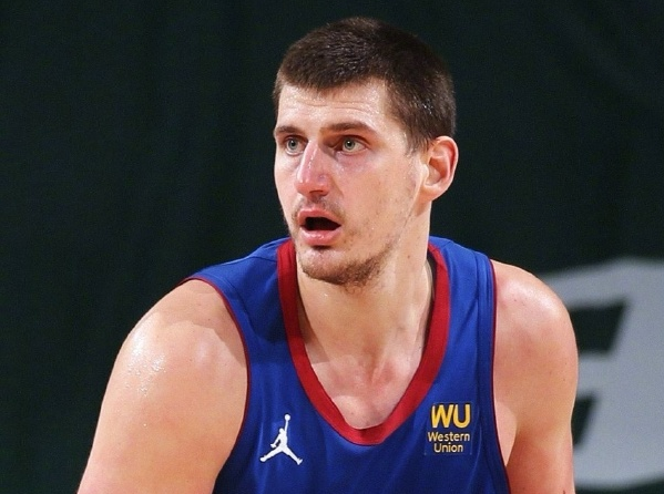 就在今天，一项前无古人的NBA纪录，被一位纯组织中锋完成了！