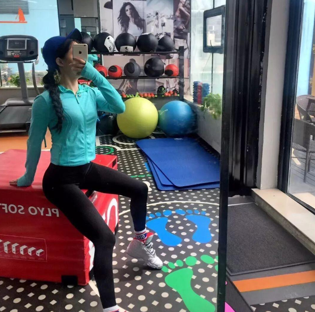 42岁阿姨不显老,被25岁小鲜肉倒追,生下双胞胎,与这项运动有关