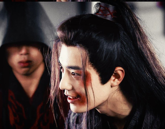 张艺兴在《老九门》里饰演的二月红有一段在牢里的受伤的剧情,这样的