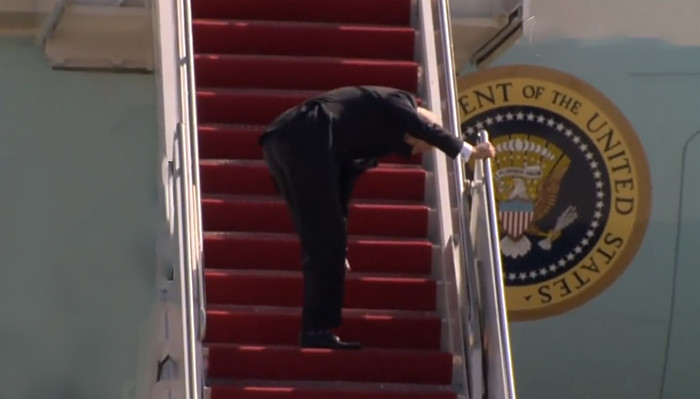 又出事了继扭伤脚踝后拜登上飞机三连摔身体状况引网友质疑