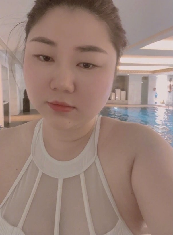 杨小姐晒泳装照展自信美丽:健康快乐有!