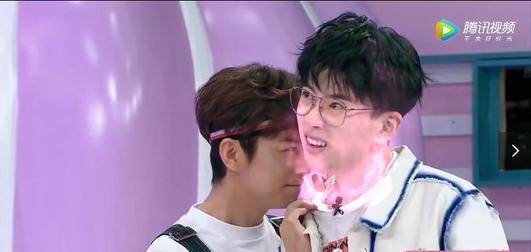 何炅费启鸣恋情再添实锤两人疑似同居连工作室注册地点都一样