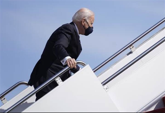 拜登真的老了上飞机都开始摔跤白宫对外政策有可能加快实施