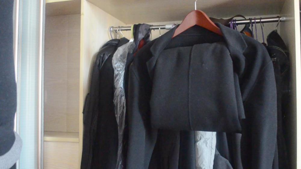 才知道,以前挂长款衣服的方法都错了,教你一招,既省空间又整齐