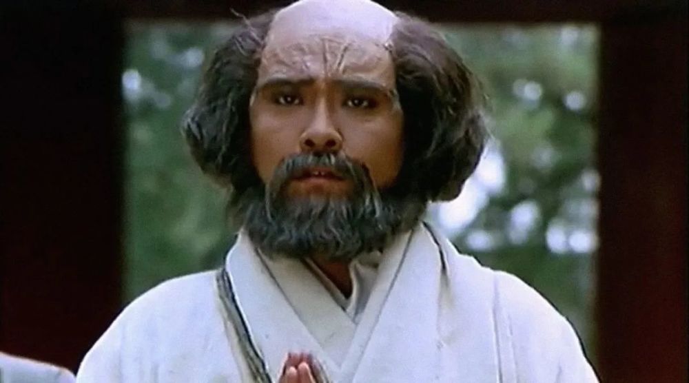 在少林寺,达摩面壁九年引来无数香客,香火钱暴增,引来了山贼的劫掠.