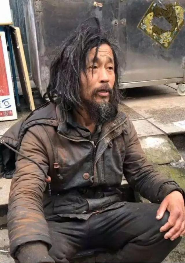 从公务员沦为流浪汉流浪26年每月工资照常拿沈巍为何能爆红