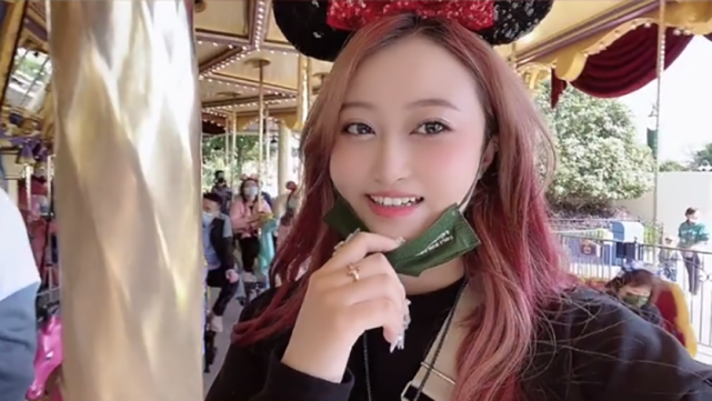 在她身后坐着的是孙蕊和小外甥,能够感受到孙侨潞陪着姐姐和小外甥玩