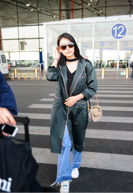高圆圆私底下真够接地气的,把自家睡袍穿着去机场,但还挺时髦的