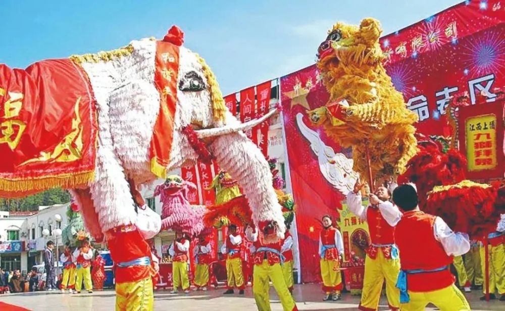 万安麒麟狮象灯灵巧活泼舞出好兆头